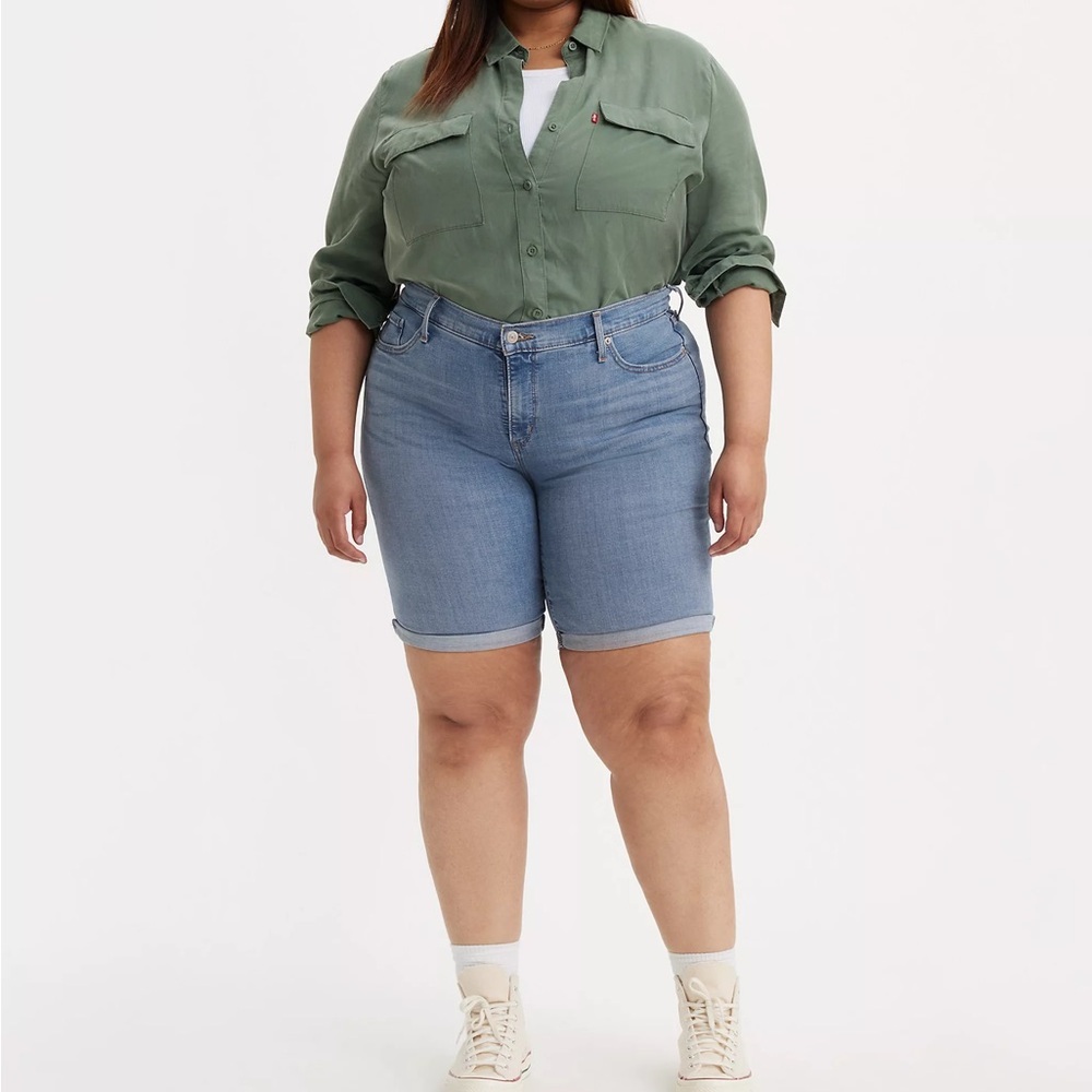 LEVI’S CLASSIC BERMUDA WOMEN'S SHORTS (PLUS SIZE) SIZE 24W NEW